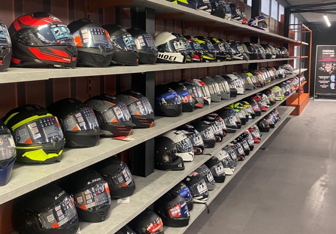 Aménagement créatif pour une boutique de vêtements de moto