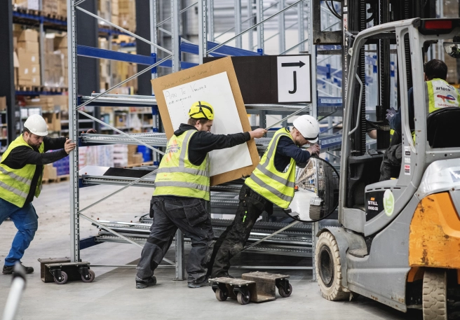 Déménagement des Racks à Palettes avec Chariots Spécialement Conçus