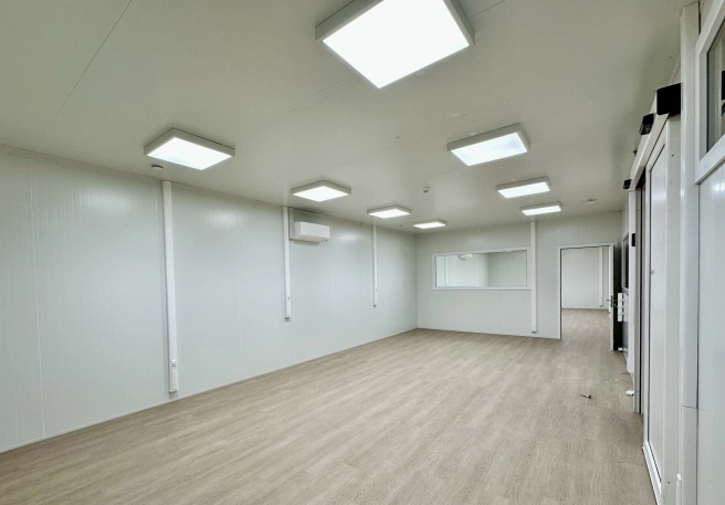 Cabine de bureau dans l’espace de production d’une chocolaterie