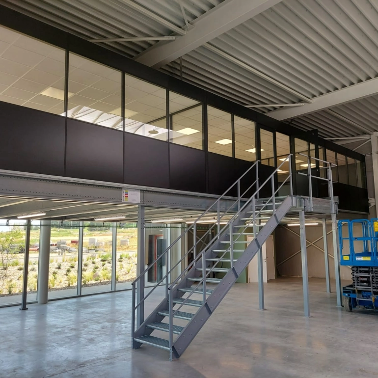 Cloison de séparation et cabine de bureau : deux projets, deux solutions sur mesure