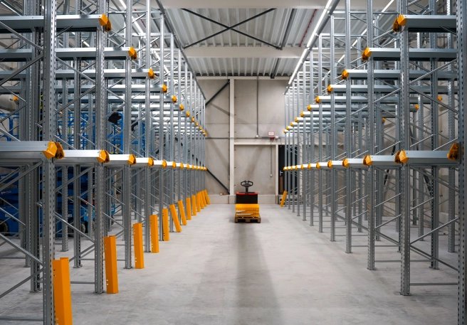 Rayonnages drive-in : stockage compact pour de grands volumes