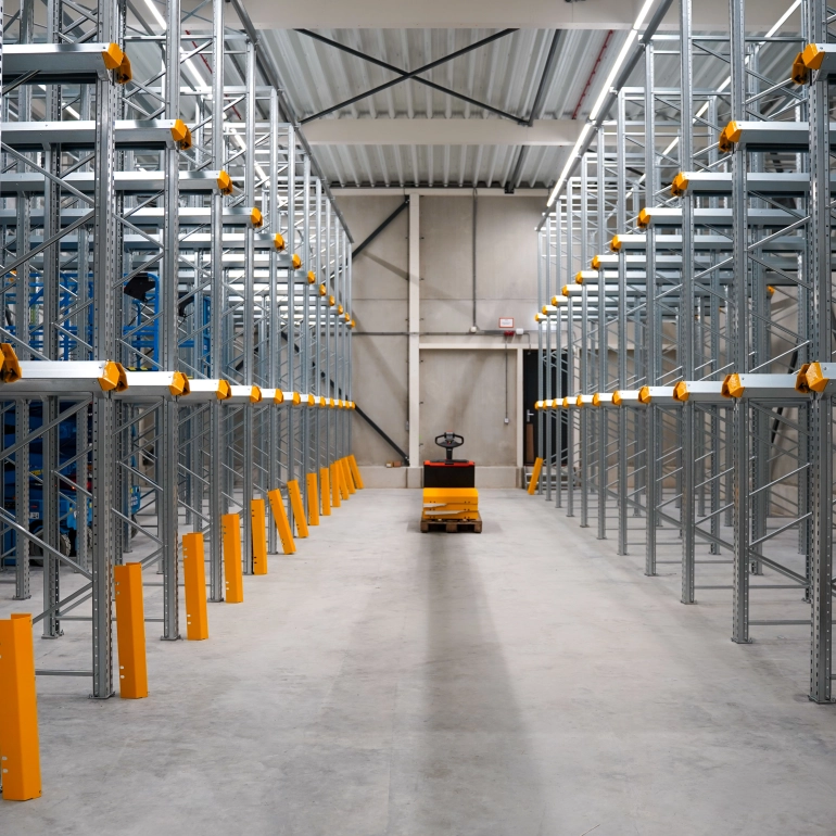 Rayonnages drive-in : stockage compact pour de grands volumes