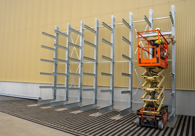 Rayonnages cantilever pour le stockage extérieur de produits longs chez Elia
