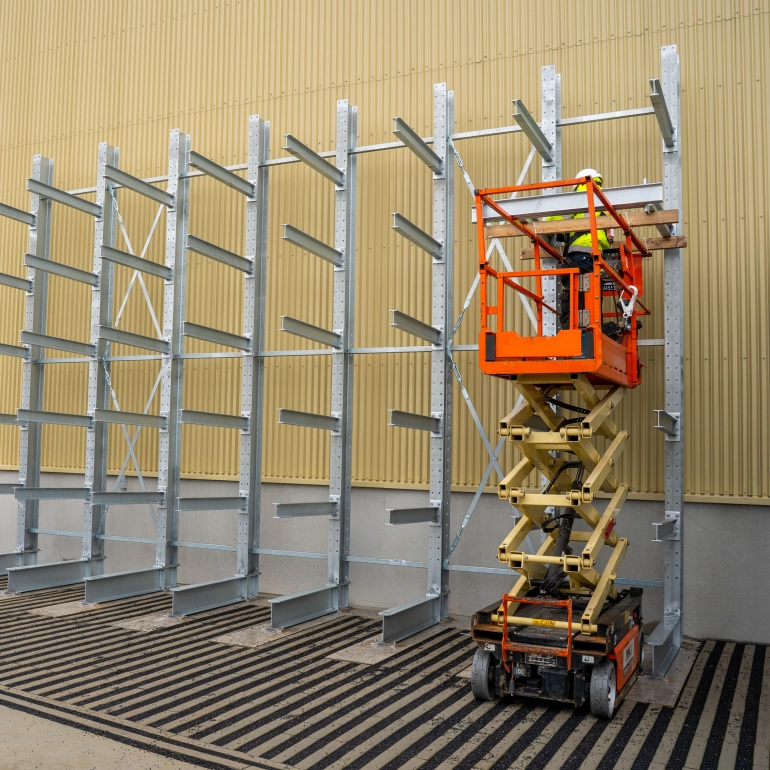 Rayonnages cantilever pour le stockage extérieur de produits longs chez Elia