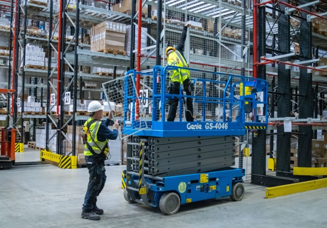 Inspection et réparation de rayonnages à palettes jusqu’à 12 mètres de hauteur chez Henco