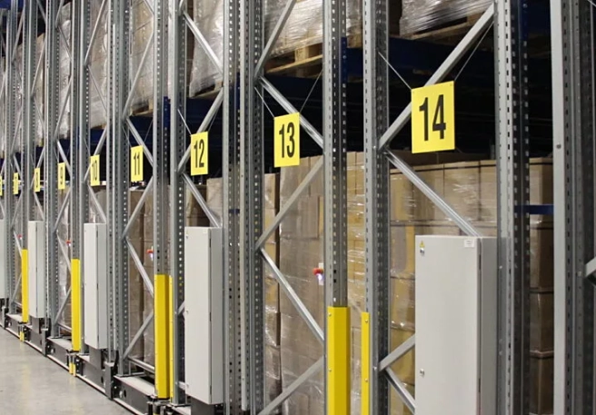 Montage des systèmes de rayonnages à palettes mobiles SSI Schäfer