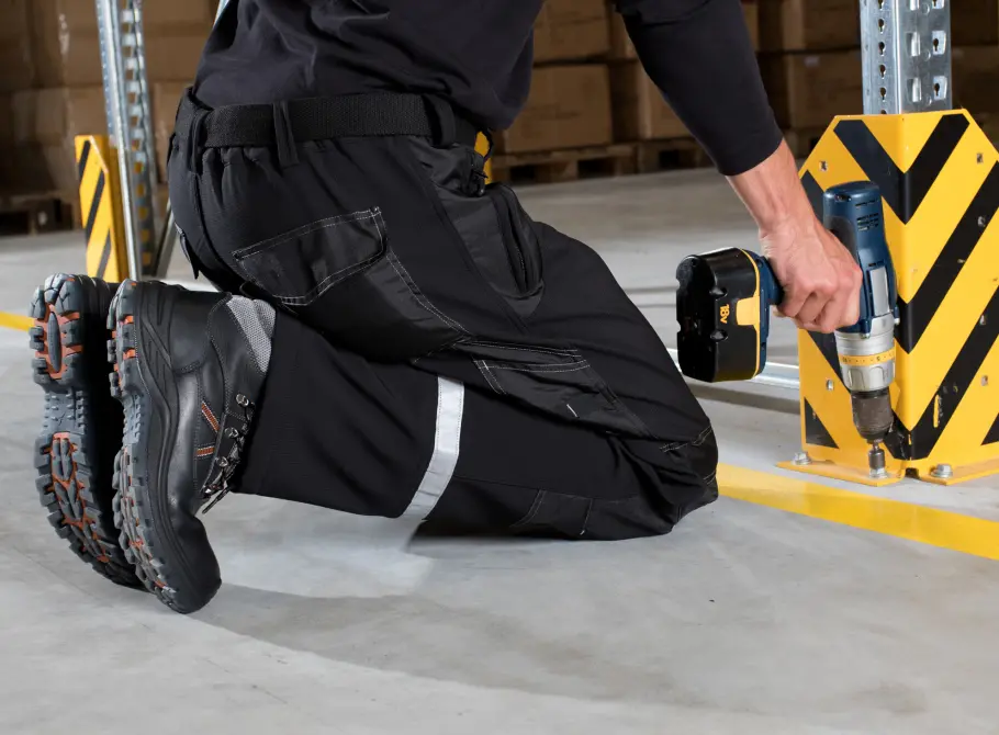 Des poteaux de protection contre les collisions non fixés <span>aux glissières de sécurité</span>