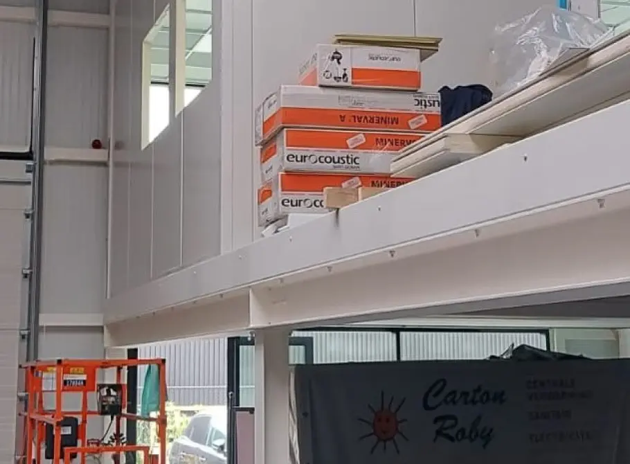 Étage avec cabine de bureau