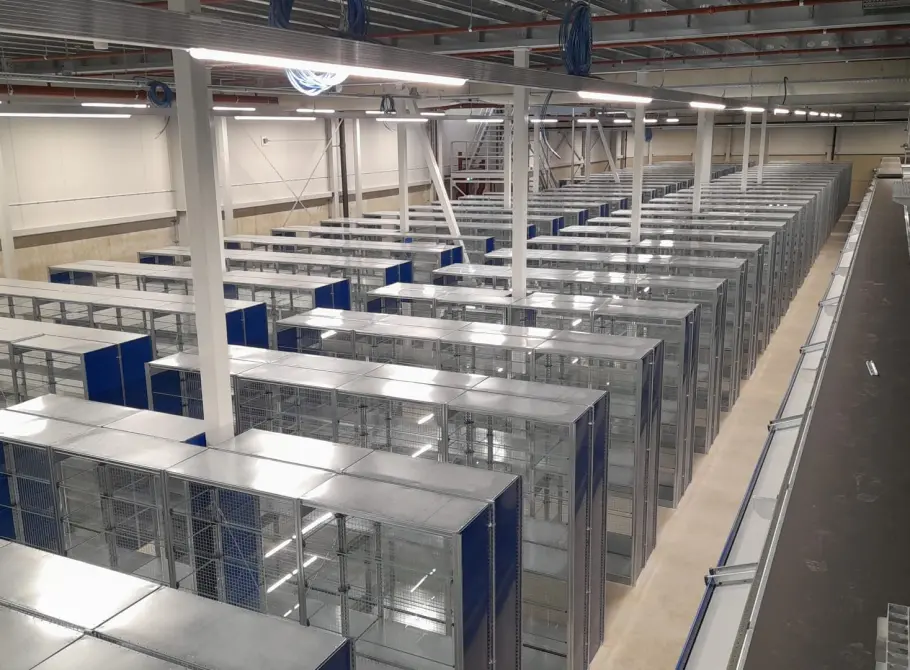 Rayonnage avec étagères en verre