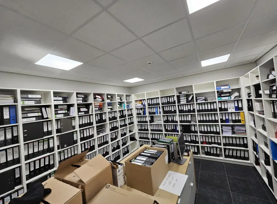 Quels sont les éléments à prendre en compte lors de l'achat de rayonnages d'archives pour un entrepôt ?